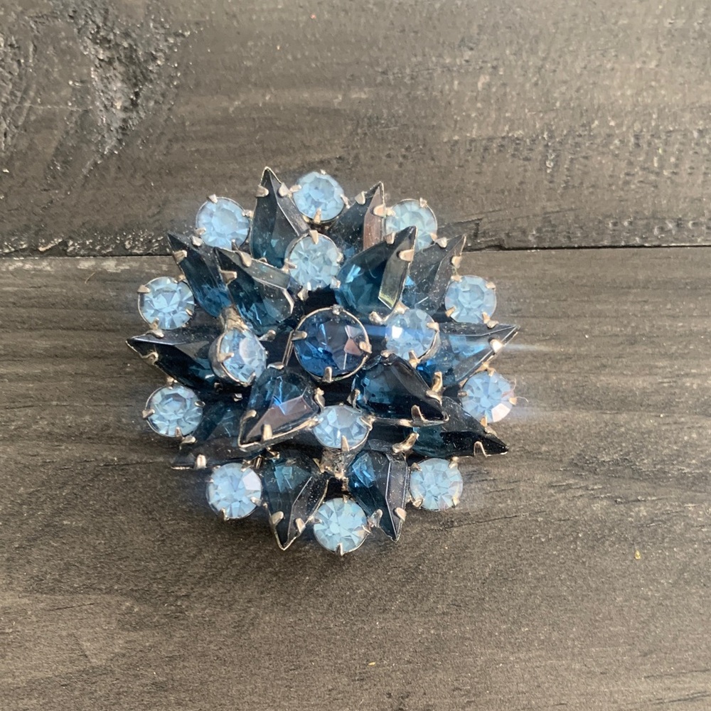 Vintage Round Blue Stone Brooch Pin 2”. Silver tone
